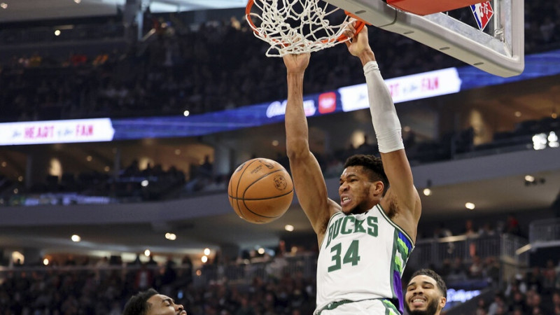 Adetokunbo ar 40+11 palīdz Milvoki izcīnīt trešo uzvaru sērijā pret ''Celtics''