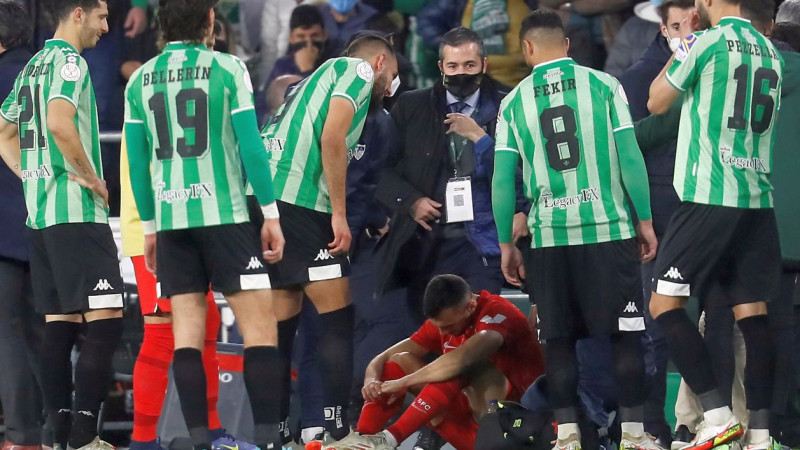 Skandāls Karaļa kausā: Seviļas derbijā viesu futbolistam iemet ar asu priekšmetu