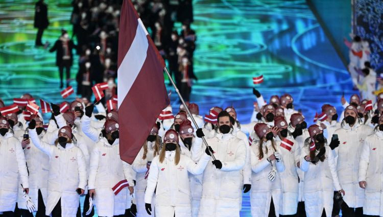 Ar tradicionālo salūtu oficiāli atklāj Pekinas ziemas olimpiskās spēles