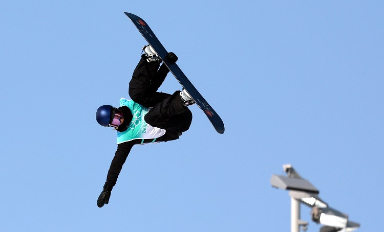 Austriete Gasere ar pēdējo lēcienu kļūst par divkārtējo olimpisko čempioni "Big Air"