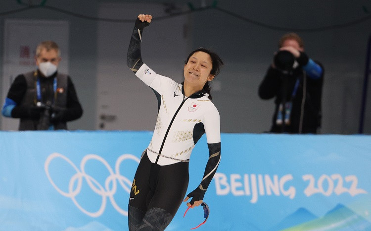 Miho Takagi ar jaunu olimpisko rekordu uzvar un tiek pie ceturtās medaļas Pekinā
