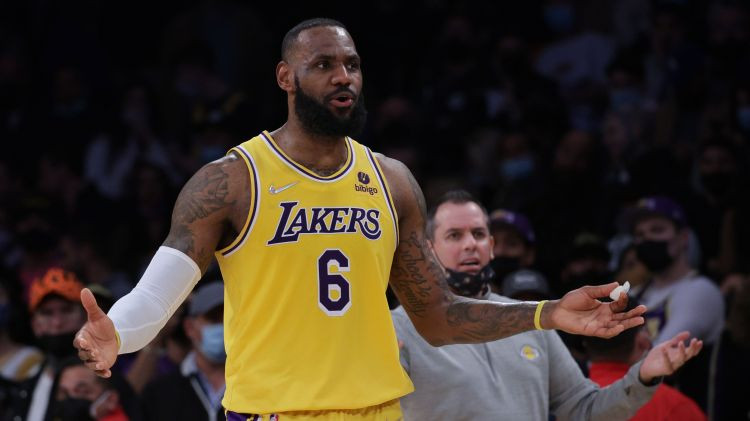 "Lakers" treneris: "Neviens šajā NBA sezonā nav spēlējis labāk par Lebronu, viņš ir pelnījis MVP"