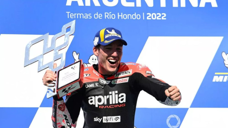 Espargaro izcīna vēsturisku "MotoGP" uzvaru "Aprilia" komandai