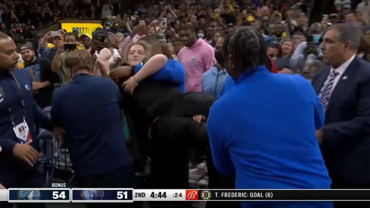 NBA spēlē kāda līdzjutēja protesta akcijā pieķēdē sevi pie groza konstrukcijas
