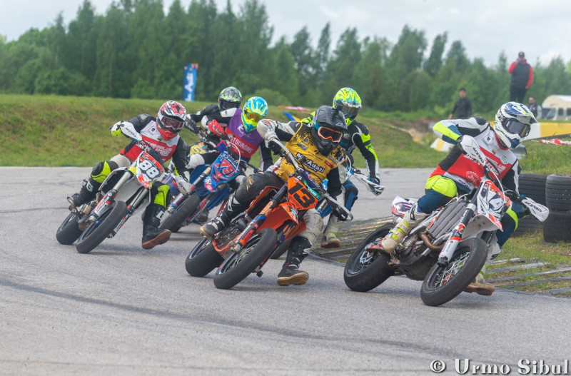 Supermoto Baltijas čempionātā Igaunijas posmā uz viena pjedestāla kāpj brāļi Feteri-Fekteri