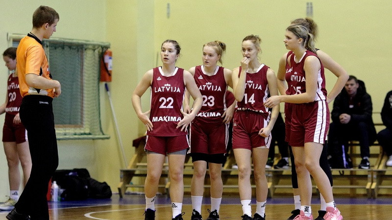Piecpadsmit meitenes gūst punktus, U16 izlase pārspēj Ukrainu