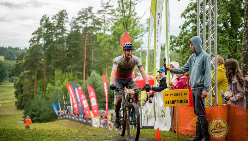 Kamparkalna "Vivus.lv MTB maratona" dubultposmos dubļu SPA; Purniņš pārspēj Muižnieku