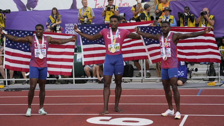 100 metru sprintā dominē amerikāņi, tāllēkšanas zeltu izšķir pēdējais lēciens