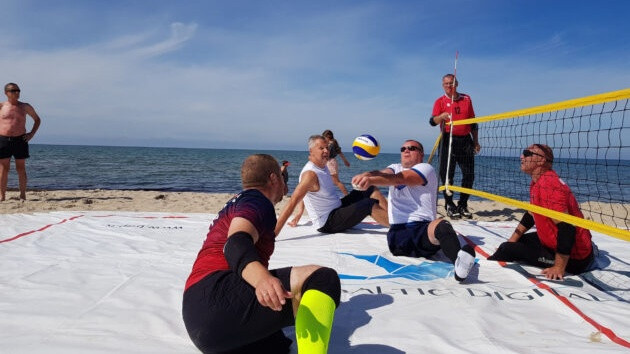 Latvijas pludmales sēdvolejbola izlase Rīgā izcīna zeltu starptautiskā turnīrā