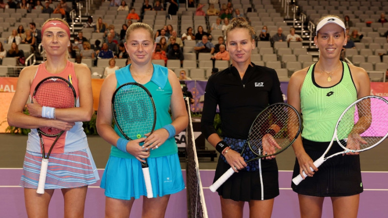 WTA finālturnīrā Ostapenko/Kičenoka debitē ar piekāpšanos favorītēm