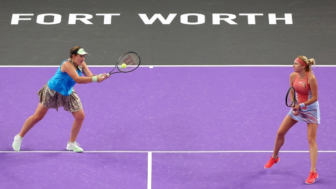 Ostapenko/Kičenoka tiek WTA finālturnīra pusfinālā, Švjonteka triumfē grupā