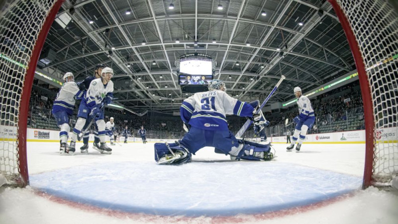 Šilovs ar 20 atvairītiem metieniem kaldina "Canucks" kārtējo uzvaru