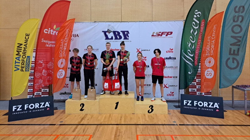 Ar trīs absolūtiem čempiona tituliem noslēdzies Latvijas čempionāts badmintonā jauniešiem