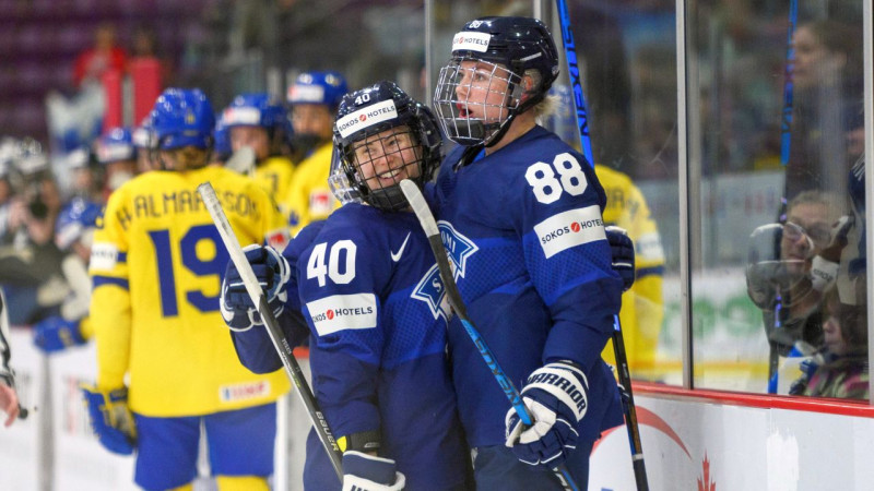 Somija pēdējā periodā grauj Zviedriju, Honkongas hokejistes apsteidz Lietuvu