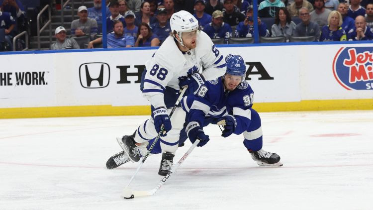 Toronto pēdējā trešdaļā izglābjas no 1:4, čempione "Avalanche" zaudē papildlaikā