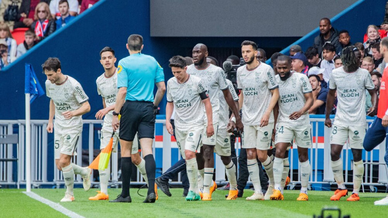 Hakimi ātrs noraidījums, Parīzes ''Saint-Germain'' mājās zaudē ''Lorient''
