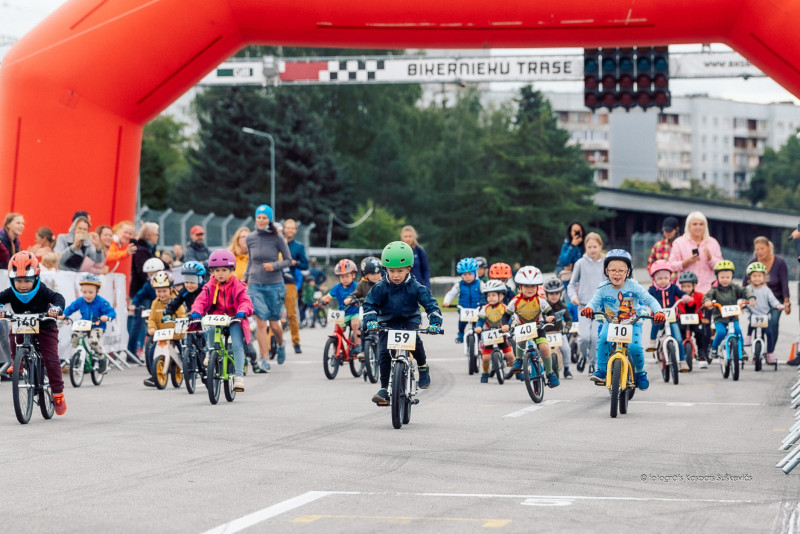 Rīgas un apkārtnes bērni aicināti uz ''Biķernieku trases lielo balvu'' riteņbraukšanā