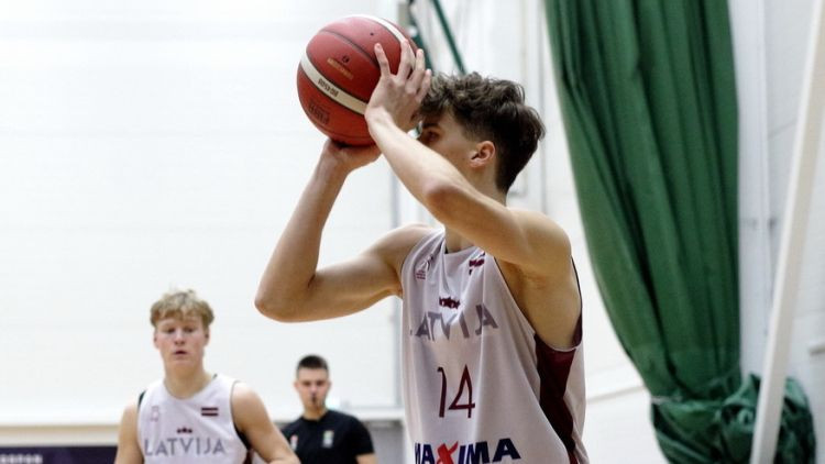 Latvijas U18 vīriešu izlase Cēsīs divreiz apspēlē ukraiņus