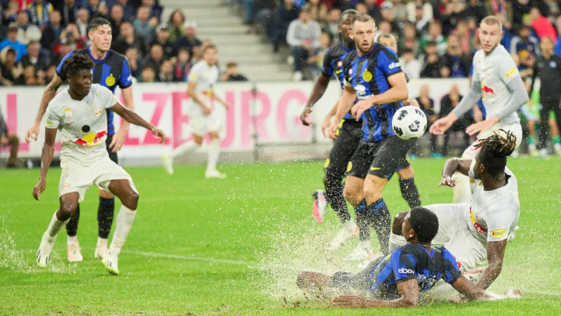 "Milan" zaudē C sērijas komandai, Zalcburga un "Inter" uguņo lietusgāzē