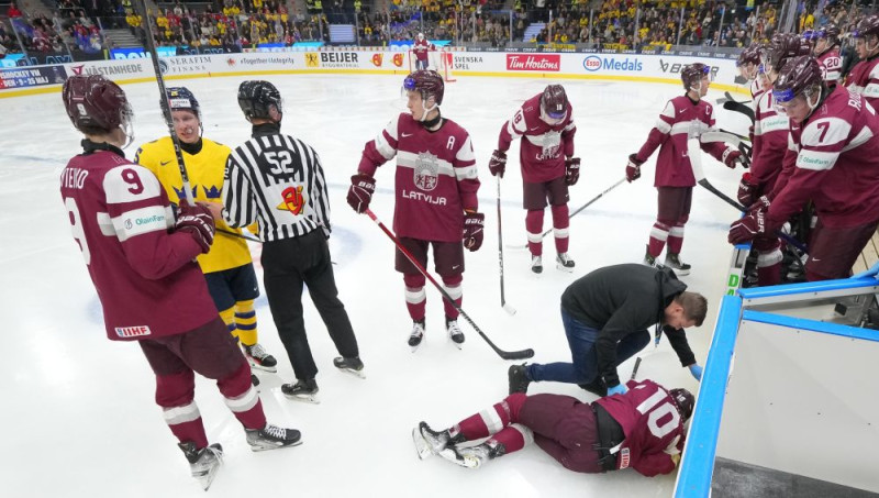 Zviedru hokejistam par rupjību pret Veckaktiņu piespriež spēles diskvalifikāciju