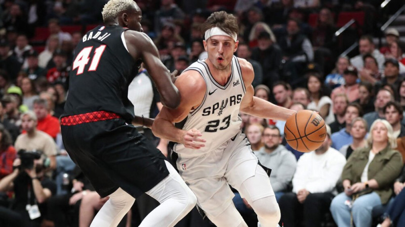 ''Spurs'' centrs Kolinss traumas dēļ nespēlēs divas līdz četras nedēļas