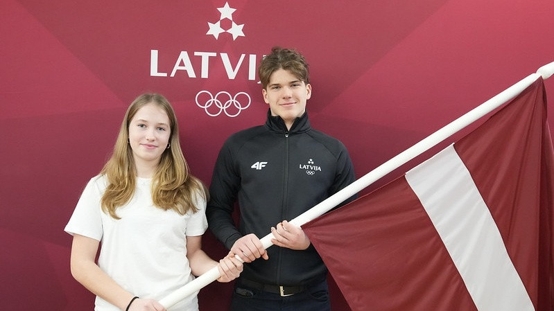 Latvijas karogu Pasaules Jauniešu Ziemas Olimpisko spēļu atklāšanā nesīs Kotāne un Mūrnieks