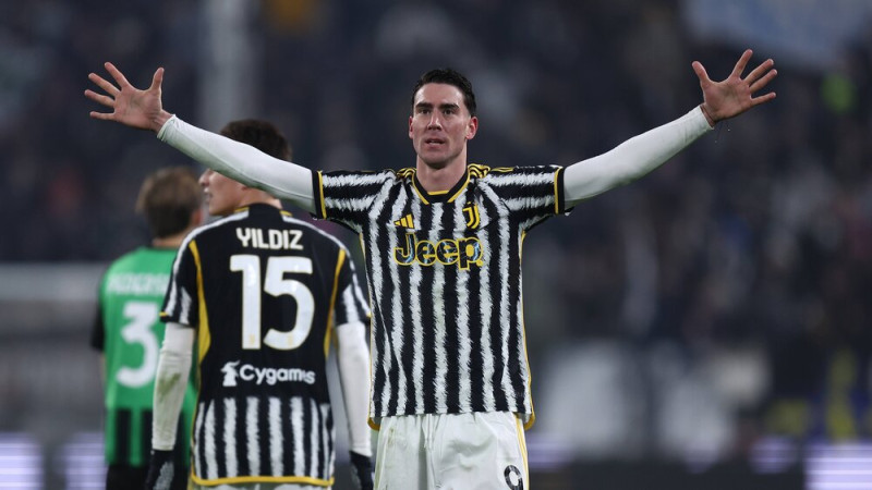 Vlahoviča divi vārti pirmajā puslaikā atnes ''Juventus'' 15. uzvaru A sērijas sezonā