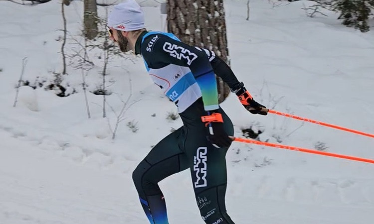Ar interesantām cīņām vīriešu konkurencē klasikā sācies LČ distanču slēpošanā