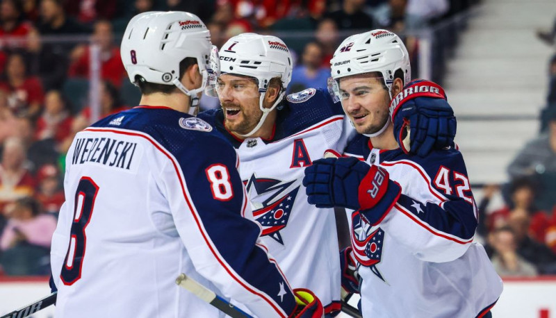 Merzļikins rezervē, "Blue Jackets" septiņu vārtu spēlē uzvar "Flames"