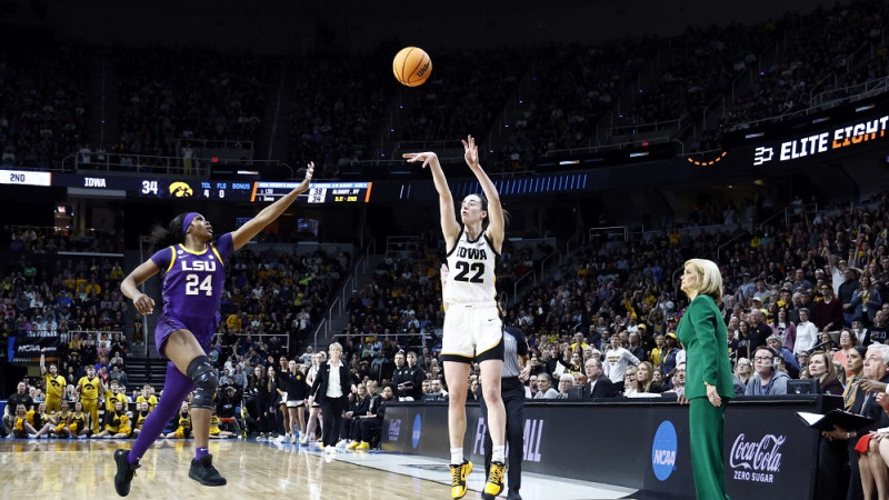 Klārkas 41 punkts izslēdz čempioni, "UConn" atgriežas "Final Four"