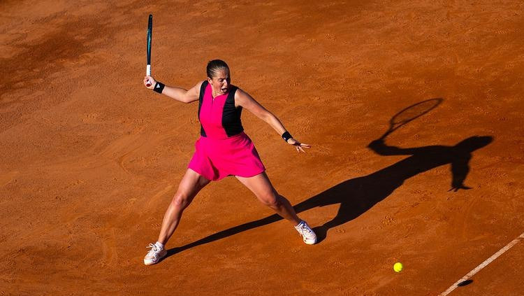 Ostapenko grauj trešajā setā un iesoļo Romas 1/8 finālā