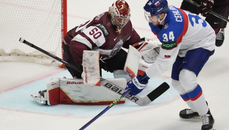 Hokeja trillerī Latvija uzvar bullīšos un saglabā izredzes uz 1/4 finālu