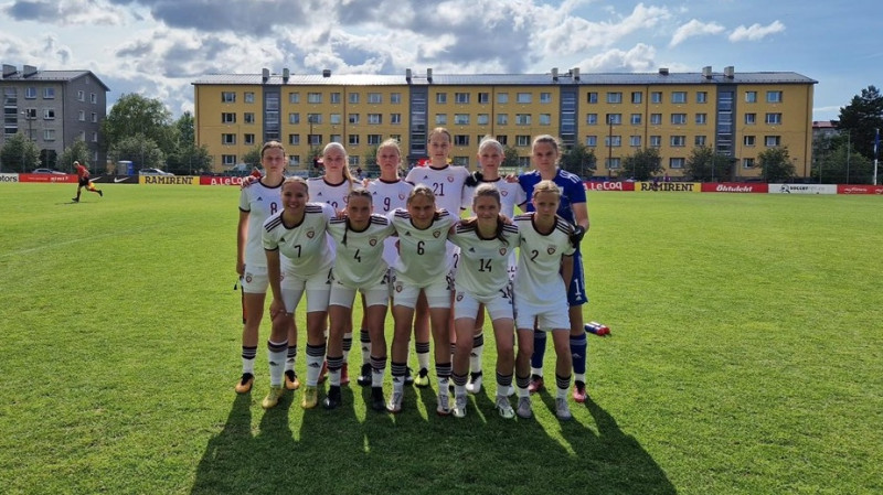 Latvijas U17 futbolistes Baltijas kausu sāk ar neizšķirtu pret Lietuvu