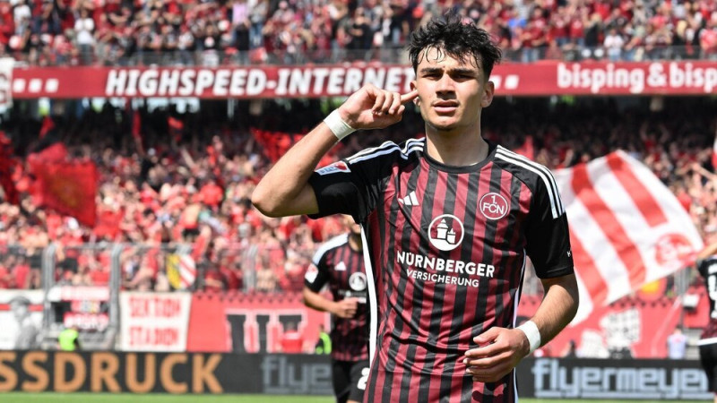 "Eintracht" noslēdz piecu gadu līgumu ar jauno turku uzbrucēju Uzunu
