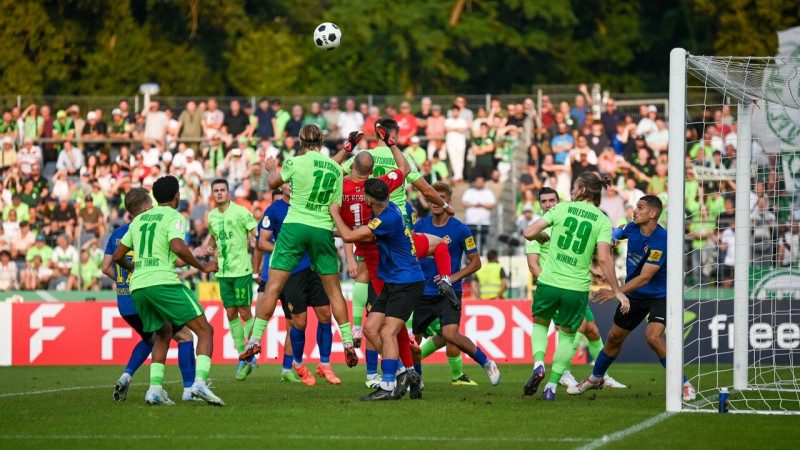 Volfsburga iesit tikai vienus vārtus Oberlīgas komandai, "Eintracht" duelī pārāka Frankfurte