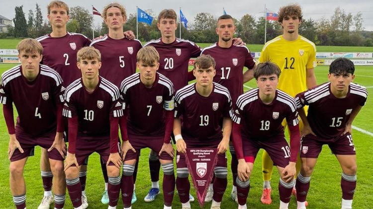 Latvijas U19 izlase pārspēj grupas līderi Slovākiju un mēnesi gaidīs konkurentu rezultātus