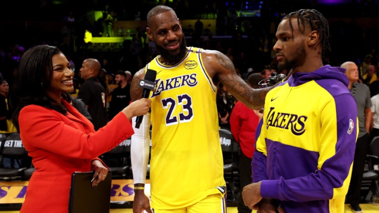 Lebrons spēlē kopā ar dēlu, Deiviss plosās, "Lakers" sāk ar uzvaru