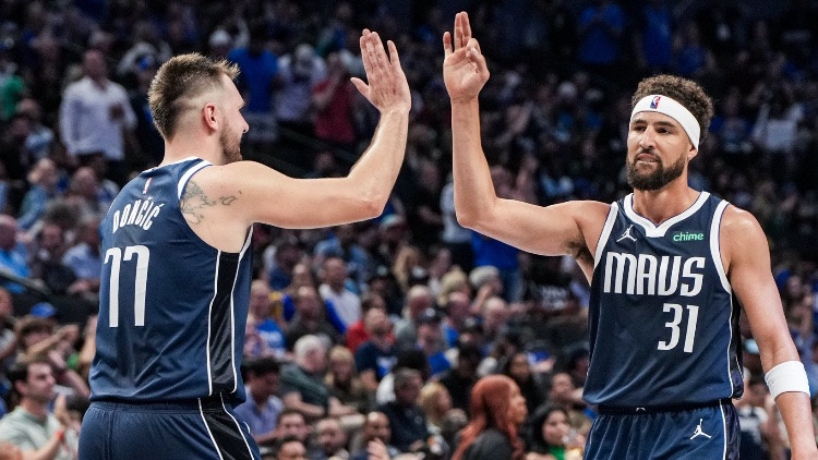 Tompsons realizē sešus tālmetienus "Mavericks" debijā, Jokiča 16+13+12 neglābj