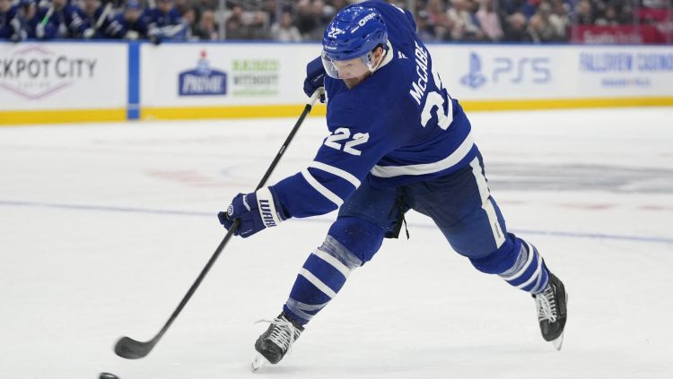 Toronto "Maple Leafs" pagarina līgumu ar amerikāņu aizsargu Makkeibu