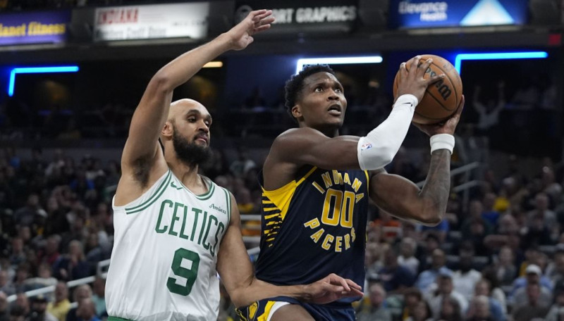 "Celtics" atspēlē 24 punktu deficītu, tomēr piedzīvo pirmo zaudējumu