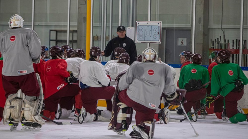 Nosaukts U-20 hokeja izlases sastāvs turnīram Austrijā