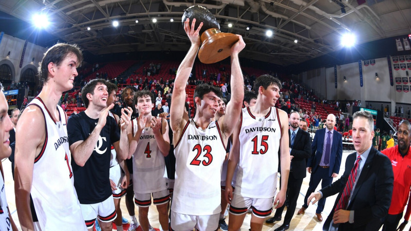 Blūmam visvairāk punktu NCAA līdz šim, komanda nosargā trofeju