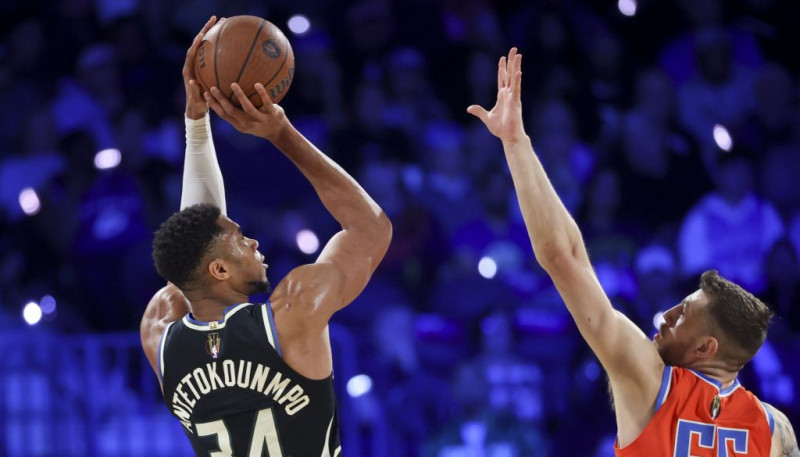 Adetokunbo ar fantastisku sniegumu palīdz "Bucks" triumfēt NBA kausa izcīņā