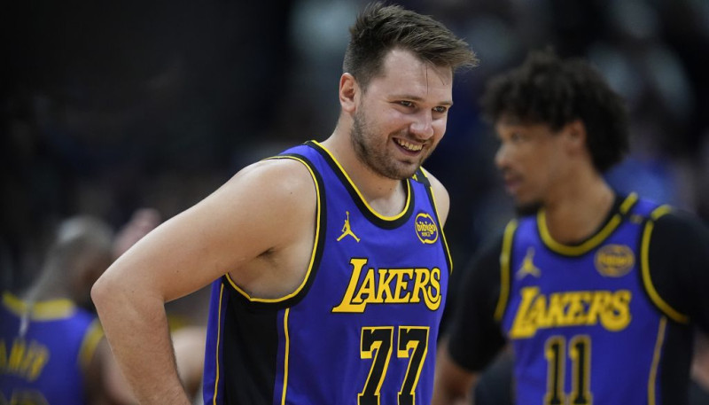 Dončičam spožākā spēlē "Lakers" kreklā, "Suns" Čikāgā pārtrauc četru zaudējumu sēriju