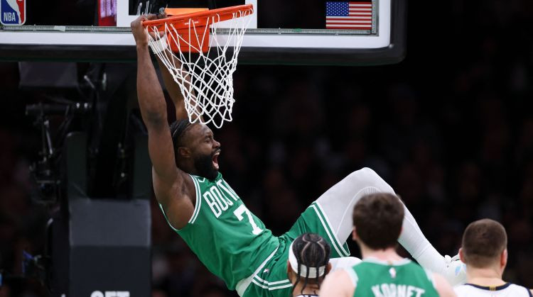 Porziņģis slimo, Jokičs asiņo, Bostonas "Celtics" galotnē nosargā uzvaru