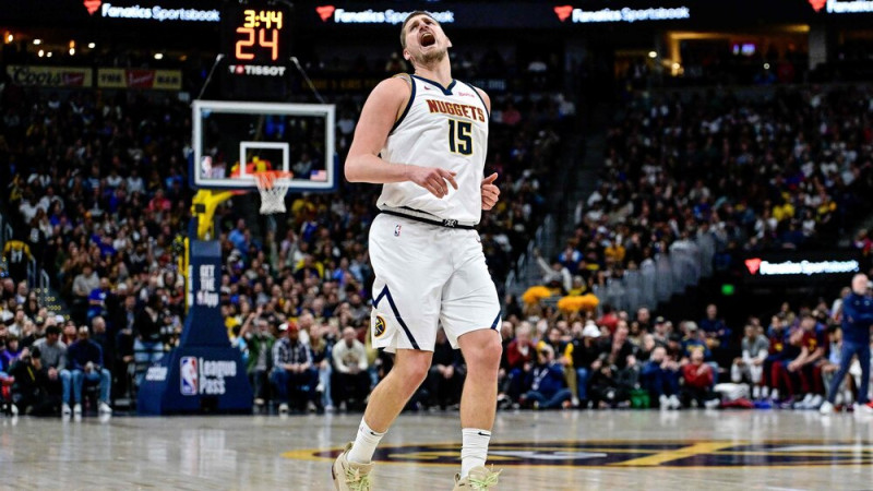 Jokiča NBA sezonas rekords un 60+ punktu triple-double neglābj no zaudējuma trillerī