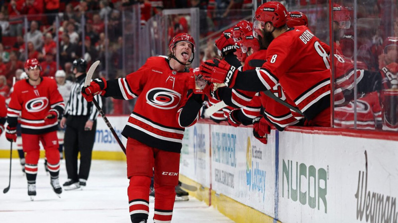 NHL Austrumu konferences līderu cīņā "Hurricanes" sagrauj "Capitals" hokejistus