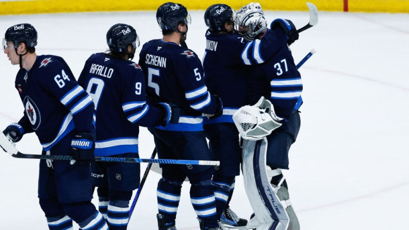 Regulārās sezonas dūži ″Jets″ sērijā izvirzās vadībā, ″Capitals″ soļo tālāk