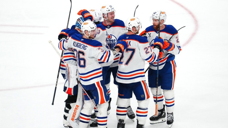 ''Oilers'' pagarinājumā tiek pie 2-0 sērijā, ''Capitals'' revanšējas ''Hurricanes''