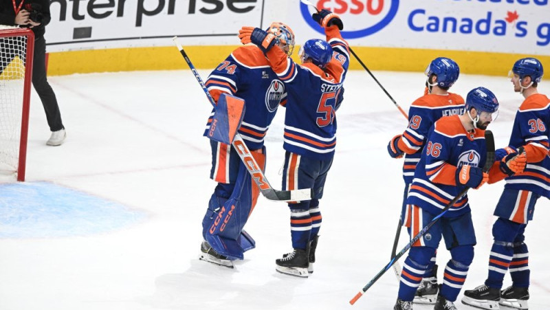 "Hurricanes" un ″Oilers″ nonāk soļa attālumā no nākamās kārtas
